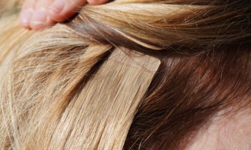 Tape- oder Clip In Extensions: Welche Haarverlängerung eignet sich besser für den Alltag?