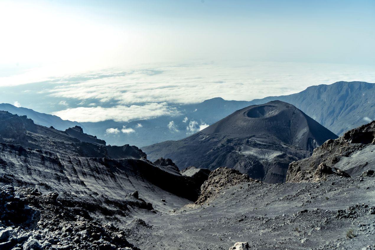 Blick auf die geologischen Schichten und den Krater des Kilimandscharo, der durch seine beeindruckende Höhe und vulkanische Entstehung fasziniert.