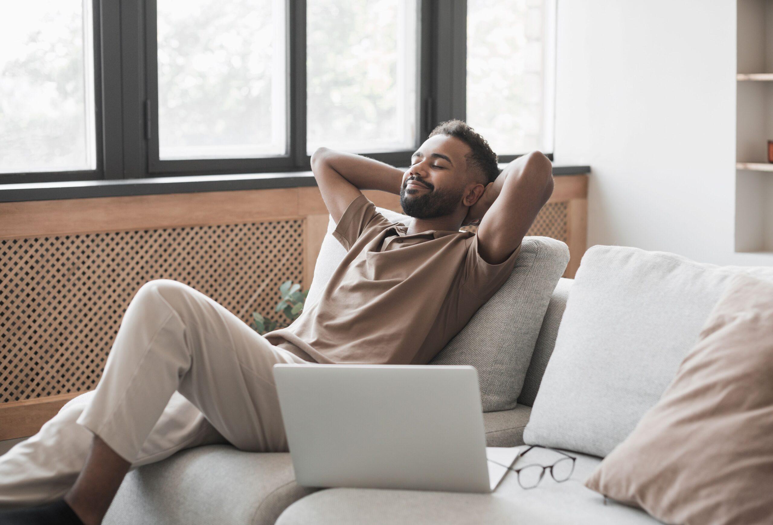 Eine Person sitzt auf einem Sofa und ruht sich in ihrer Pause aus 