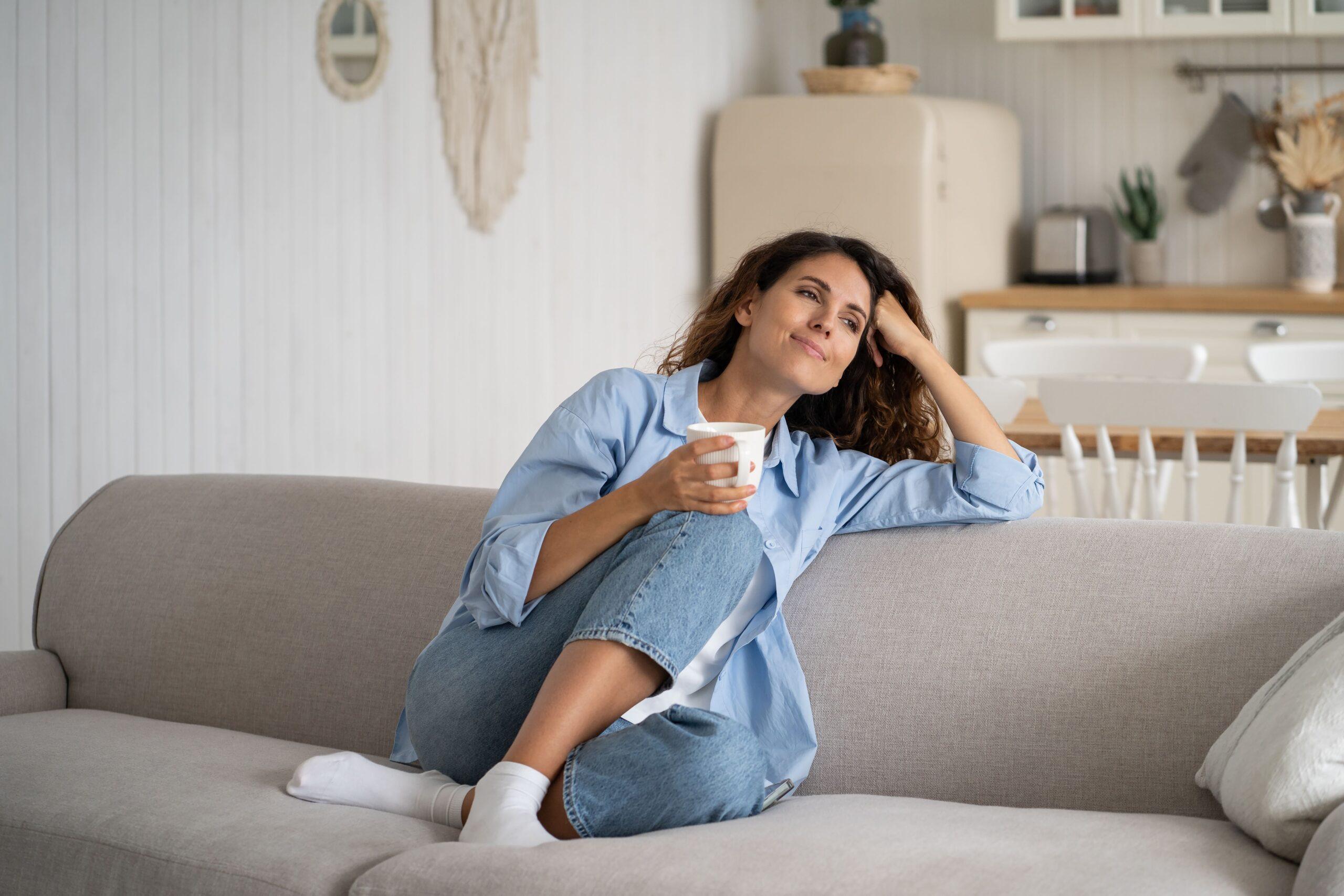 Eine Person sitzt auf einem Sofa und entspannt sich 