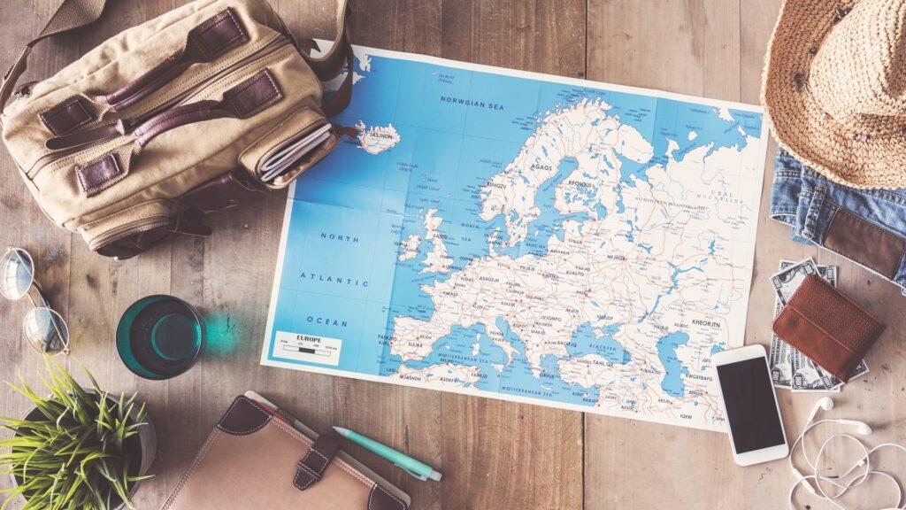 Multimode - Reiseplanung mit Europakarte auf Tisch