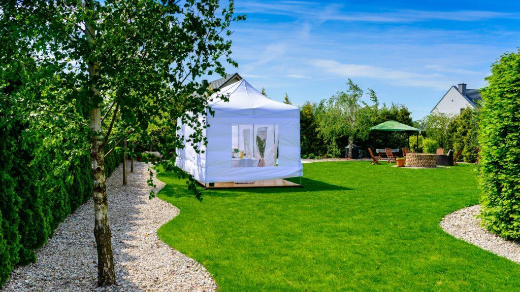 Weißer Pavillon auf grünem Rasen | Pavillon wetterfest