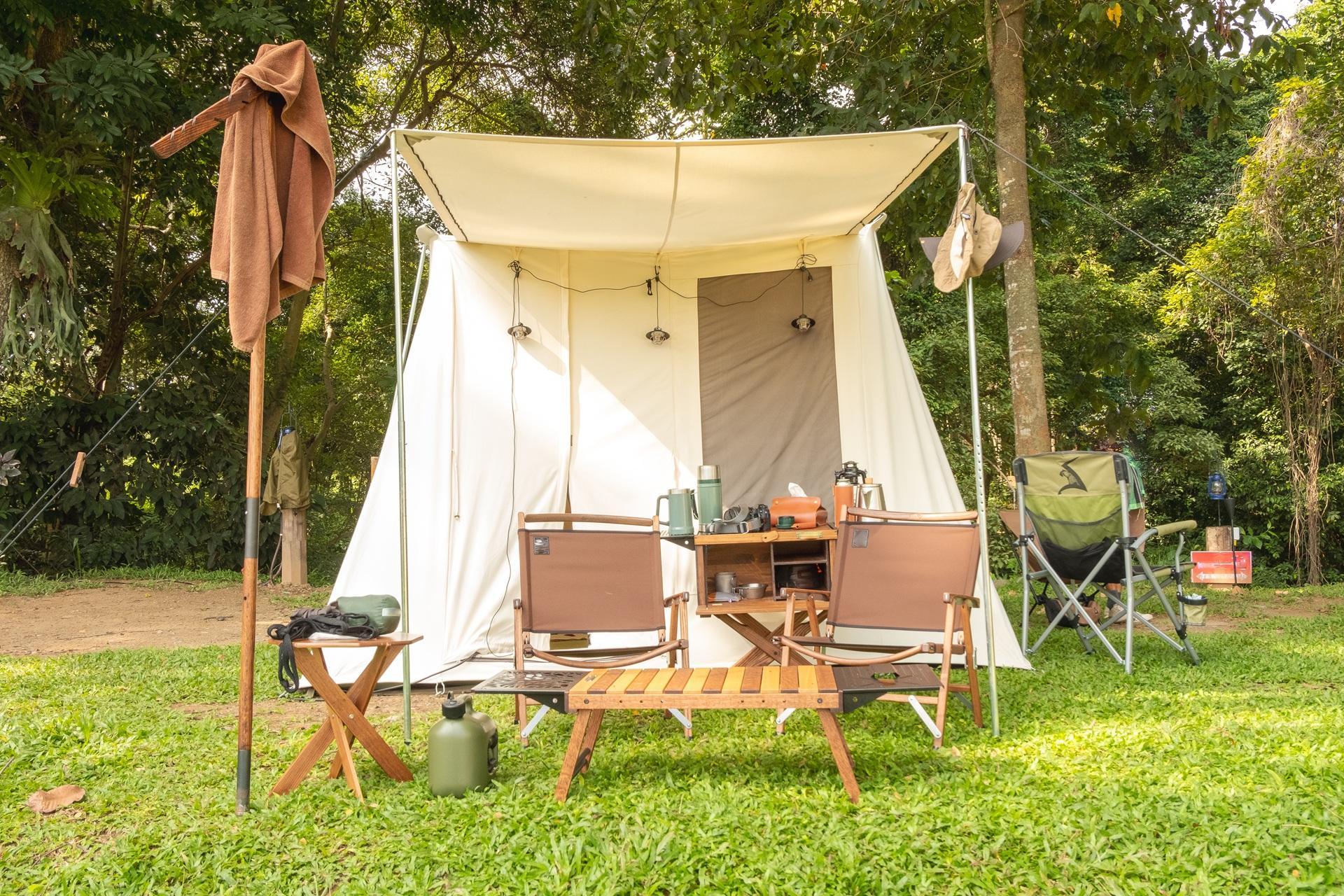 Baumwollzelt mit Campingmöbeln im Wald | Pavillon wetterfest
