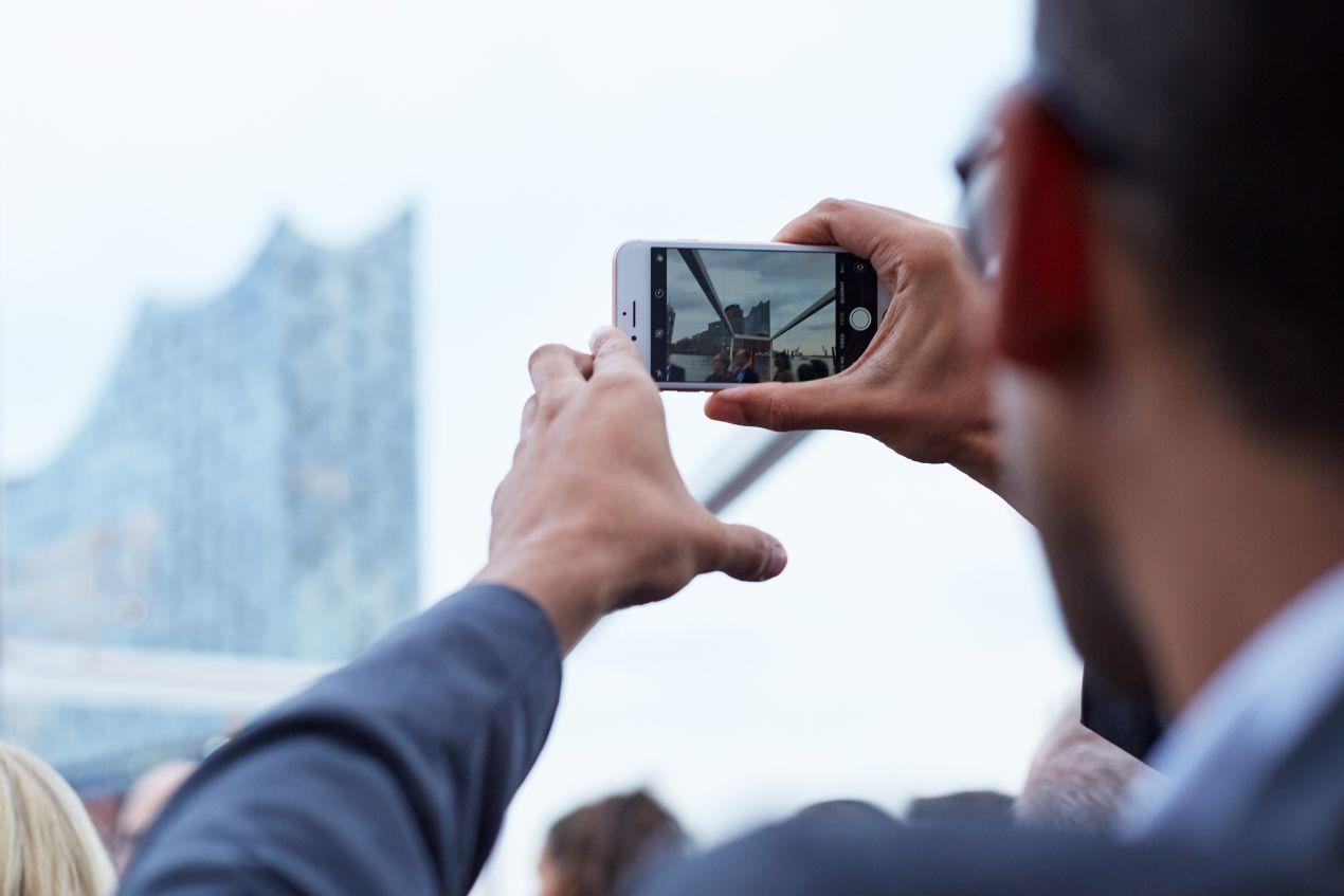Schueler fotografiert die Elbphilharmonie mit dem Handy bei einer Klassenfahrt Hamburg