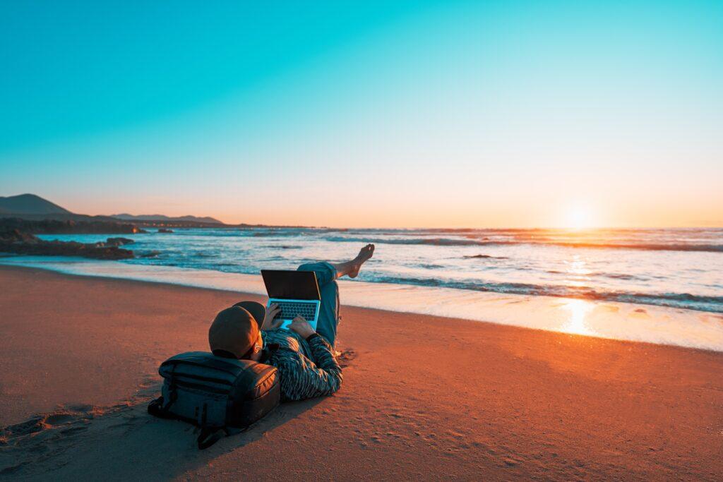Arbeit am Laptop direkt am Meer | Amazon Agentur