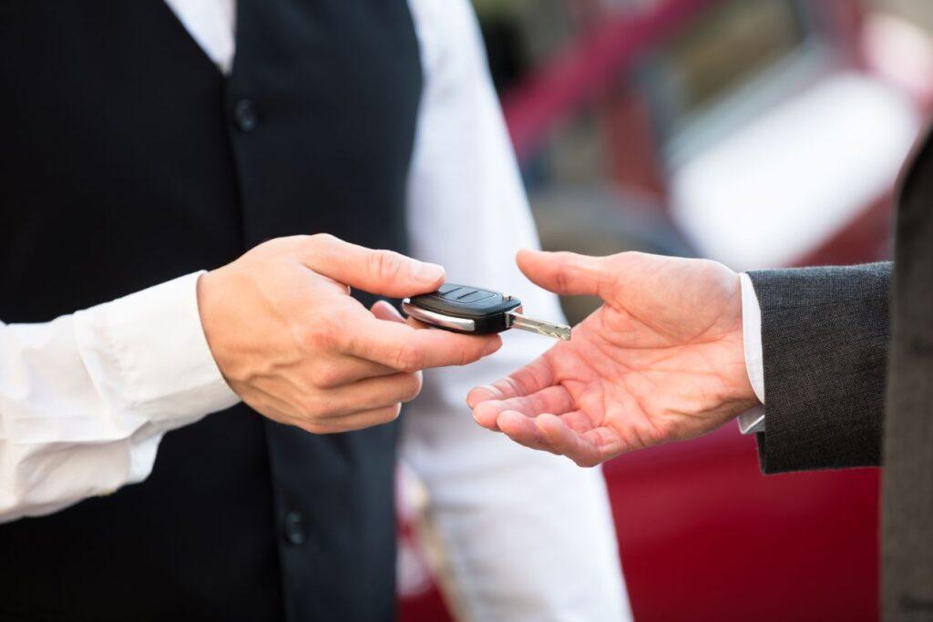 Valet Parking Frankfurt: Mann uebergibt Autoschluessel direkt am Terminal an Parkservice-Mitarbeiter